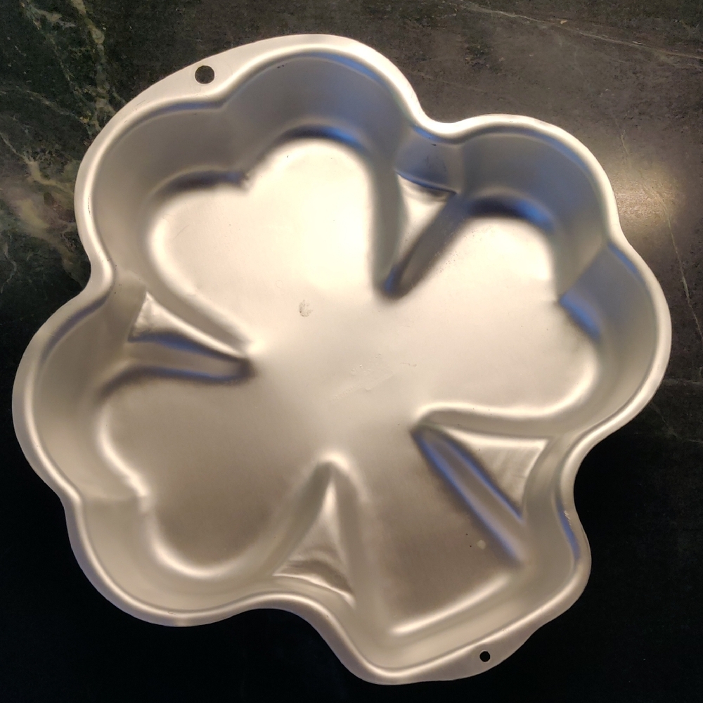 Wilton Silver Clover Cake Pan